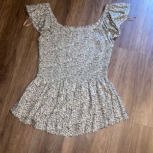 Super cute cheetah print top.